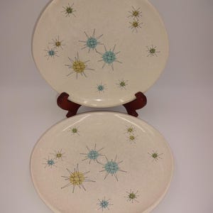 2 Vintage MCM Speiseteller „Franciscan Atomic Starburst“ aus den 1950er/1960er Jahren, 28 cm, mit Mängeln