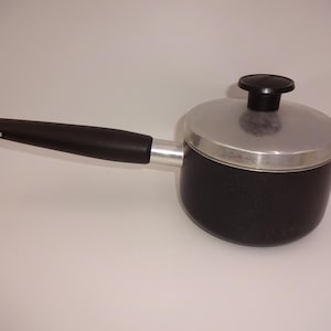 2 st vintage kastruller med lock, 1 liter, non-stick, från 1970-talet, beständiga