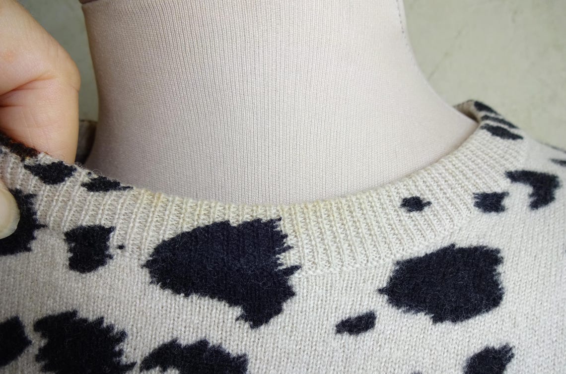 Vintage Wool Sweater Bloomingdales Womens Small Animal Print Leopard Cheetah Feathers Hong Kong, foto 4 di 5