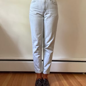 Jeansy typu mom jeans z lat 80., wybielane, z wysokim stanem i luźnym krojem, model Levi&#39;s 550, rozmiar 27 x 30