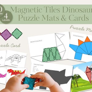 Puede incluir: Juego de rompecabezas de dinosaurios con baldosas magnéticas con 40 imágenes y 4 niveles. El juego incluye tapetes y tarjetas de rompecabezas con ilustraciones de dinosaurios. La mano de un niño sostiene una baldosa magnética azul. El texto dice "Magnetic Tiles Dinosaurs Puzzle Mats & Cards".