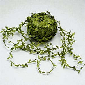 Peut inclure: Une boule de feuilles artificielles vertes avec une vigne de feuilles. Les feuilles sont d'un vert vif, et la vigne est disposée en cercle. Les feuilles sont petites et détaillées, créant un aspect naturel. Idéal pour l'artisanat et la décoration.