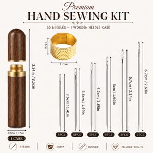 Könnte beinhalten: Ein Handnähset mit einem 8,5 cm hohen Holznadelbehälter, einem goldfarbenen Fingerhut und 30 silbernen Nadeln in sechs Größen von 3,6 cm bis 6,7 cm. Der Text lautet Premium Hand Sewing Kit, 30 Needles + 1 Wooden Needle Case.