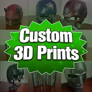 Puede incluir: Una colección de cascos y piezas de armadura de superhéroes impresos en 3D personalizados. La imagen presenta un casco rojo con cuernos, un casco azul con una estrella y un casco burdeos con una estrella. El texto "Custom 3D Prints" está en una estrella verde.