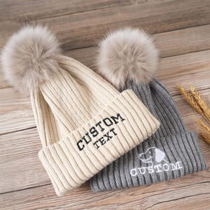 Bonnets personnalisés, Bonnet d'hiver personnalisé pour adultes avec nom, Bonnet monogramme avec pompon en fourrure, Chapeau d'hiver, Bonnet personnalisé, Cadeaux de Noël