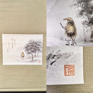 Può includere: Un dipinto a inchiostro in stile sumi-e su carta che raffigura una figura con cappello di paglia e mantello, che cammina con un bastone vicino agli alberi. L'opera include calligrafia giapponese e un sigillo quadrato rosso in basso a destra.