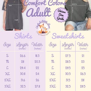 Pu&ograve; includere: Guida alle taglie per magliette e felpe Comfort Colors da adulto. L'immagine mostra una donna che indossa una maglietta grigia e una donna che indossa una felpa grigia. La tabella delle taglie include misure in pollici per lunghezza e larghezza per le taglie dalla S alla 4XL.
