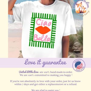 K&ouml;nnte beinhalten: Wei&szlig;es T-Shirt mit dem Schriftzug "Ciao Bella" in Rosa, einem orangefarbenen Lippen-Design und einem gr&uuml;nen Rahmen. Das T-Shirt stammt von United Little Love Family Clothing, hergestellt in den USA.