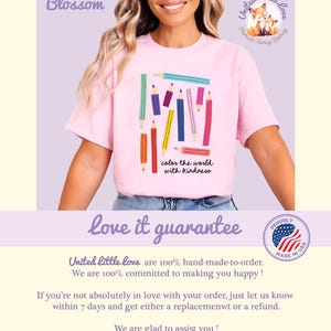 Peut inclure: T-shirt rose clair avec un motif de crayons color&eacute;s et l'inscription "color the world with kindness". Le t-shirt est de la marque United Little Love, v&ecirc;tements de famille.
