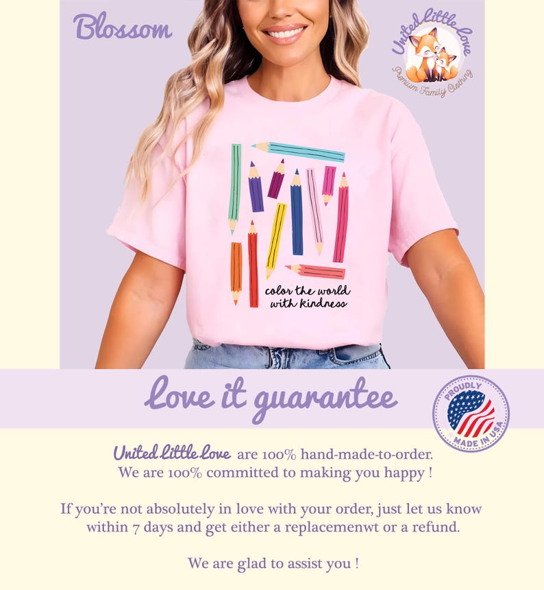 Peut inclure: T-shirt rose clair avec un motif de crayons color&eacute;s et l'inscription "color the world with kindness". Le t-shirt est de la marque United Little Love, v&ecirc;tements de famille.