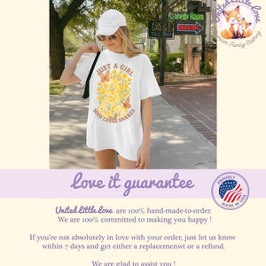 Pu&ograve; includere: T-shirt bianco con la scritta "JUST A GIRL WHO LOVES SNAKES" in un design retr&ograve;. La grafica include un serpente giallo, farfalle e fiori. La maglietta fa parte della linea di abbigliamento "United Little Love".