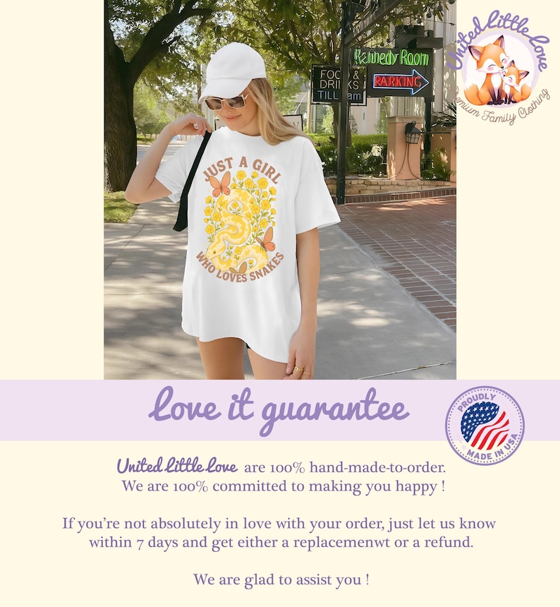 Pu&ograve; includere: T-shirt bianco con la scritta "JUST A GIRL WHO LOVES SNAKES" in un design retr&ograve;. La grafica include un serpente giallo, farfalle e fiori. La maglietta fa parte della linea di abbigliamento "United Little Love".