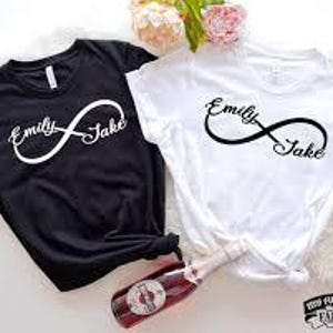 Könnte beinhalten: Zwei schwarze und weiße T-Shirts mit einem Unendlichkeitszeichen und den Namen "Emily" und "Jake" darauf gedruckt.