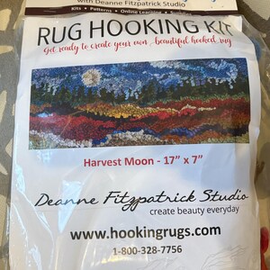DEANNE FITZPATRICK!  LINEN Rug Hooking Complete Boxed Kit including hook, hand drawn pattern, instructions, key, wool yarns & strips.