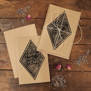 Tarjetas de Año Nuevo impresas a mano, linograbado sobre papel kraft