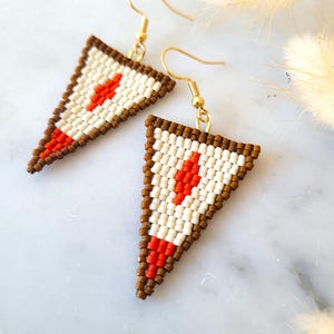 Miyuki pearl earrings with gold-plated triangles