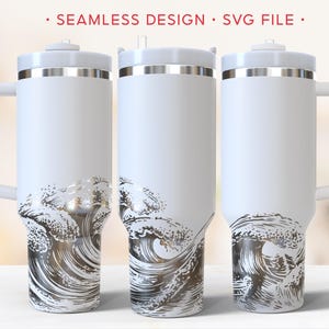 Pode incluir: Três canecas de viagem brancas com detalhes prateados e alças. Cada caneca apresenta um design de ondas em preto e prata na base. O texto "SEAMLESS DESIGN • SVG FILE" está na parte superior da imagem.