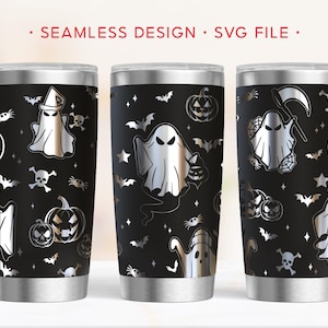 Puede incluir: Tres vasos de acero inoxidable con fondo negro y un diseño de Halloween. El diseño incluye fantasmas plateados, murciélagos, calabazas, calaveras y estrellas. El texto "SEAMLESS DESIGN • SVG FILE" está en la parte superior.
