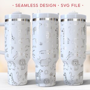 Puede incluir: Vaso aislado blanco con asa, con un diseño continuo de animales de safari en negro y plata. Los animales incluyen jirafas, leones, cebras y elefantes. El texto "SEAMLESS DESIGN • SVG FILE" está en la parte superior.