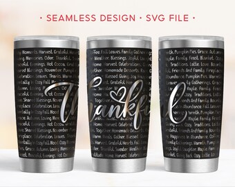 Può includere: Tre bicchieri in acciaio inossidabile con sfondo nero, testo bianco con parole a tema autunnale e la parola Thankful in grande corsivo argentato. La parte superiore dell'immagine mostra il testo SEAMLESS DESIGN - SVG FILE in rosso.
