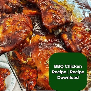 以下が含まれることがあります： ガラス製のベーキング皿に入ったBBQチキンのクローズアップ。鶏肉は光沢のある濃いソースで覆われ、ハーブで飾られています。白文字で「BBQ Chicken Recipe | Recipe Download」と書かれた緑色の正方形が右下にあります。