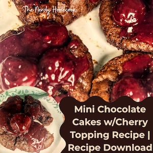 Könnte beinhalten: Nahaufnahme von Mini-Schokoladenkuchen, belegt mit einer Kirschsauce. Die Kuchen befinden sich auf einem weißen Teller, und ein kleiner Teller mit ein paar Kuchen ist im Vordergrund. Der Text auf dem Bild lautet "Mini Chocolate Cakes w/Cherry Topping Recipe | Recipe Download."