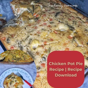 Op de afbeelding: Een gebakken kip-pot-pie met een gouden korst, zichtbare groenten en gesmolten kaas. De afbeelding bevat een kleinere taart en een plak op een bord. Tekst op de afbeelding luidt "Chicken Pot Pie Recipe | Recipe Download."