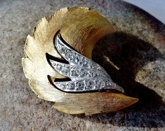 JJ Vintage Feather Brooch: Brushed Gold Rhinestone Pin