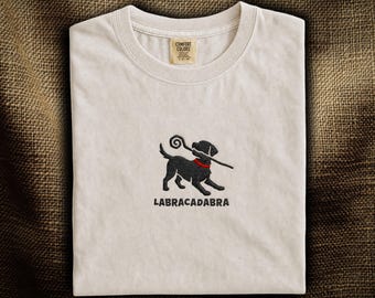 Camiseta bordada de Labrador Retriever: Varita mágica Labracadabra | Divertida camiseta con silueta de Labrador | Regalo para amantes de los Labradores | Comfort Colors®