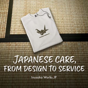 Puede incluir: Una camiseta blanca con un gr&aacute;fico marr&oacute;n oscuro de una grulla de origami y el texto Inusaka Works JP. La prenda incluye una etiqueta con cord&oacute;n negro en el cuello. El texto Japanese care, from design to service aparece debajo.