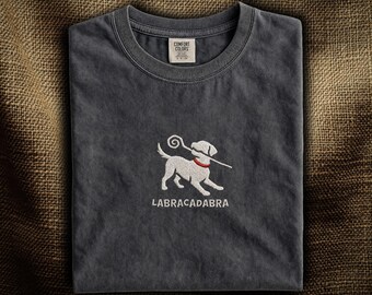 Camiseta bordada de Labrador Retriever: Varita mágica Labracadabra | Divertida camiseta con silueta de Labrador | Regalo para amantes de los Labradores | Comfort Colors®