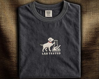 Camiseta bordada de Labrador Retriever: Juego de palabras científico probado en laboratorio | Camiseta divertida con silueta de Labrador | Regalo para amantes de los Labradores | Comfort Colors®