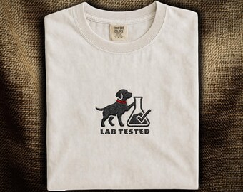 Camiseta bordada de Labrador Retriever: Juego de palabras científico probado en laboratorio | Camiseta divertida con silueta de Labrador | Regalo para amantes de los Labradores | Comfort Colors®