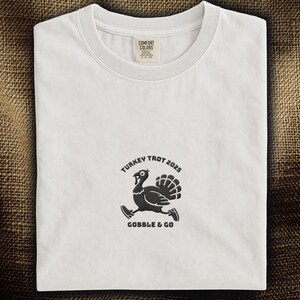 Comfort Colors® GOBBLE & GO Minimal Embroidered Turkey Shirt: Funny Thanksgiving Turkey Trot Tee / 七面鳥マラソン 刺繡Tシャツ