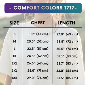 Puede incluir: Una camiseta blanca con una tabla de tallas para Comfort Colors 1717. La tabla enumera las tallas de la S a la 4XL con las medidas de pecho y largo en cent&iacute;metros, que van de 47 cm a 74 cm para el pecho y de 69 cm a 85 cm para el largo.