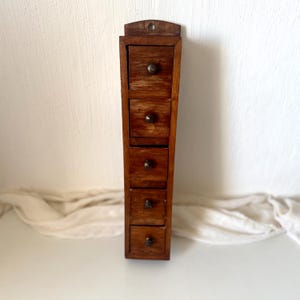 Vintage Gewürzschrank aus Holz | Apothekerschubladenschrank mit Messingknöpfen