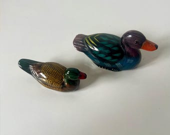 Set di 2 statuette di anatre in ceramica vintage / Miniature di germani reali dipinte a mano / Decorazioni per uccelli da collezione