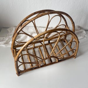 Vintage rotan bamboe tijdschriftenrek | Gebogen tijdschriftenhouder uit het midden van de eeuw in bohostijl