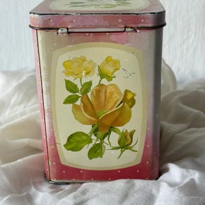 Vintage Blumen Blechdose | Rosa Rose Metall Aufbewahrungsbehälter | 1950er Jahre Englische Blechdose | Shabby Chic Dekor | Retro Aufbewahrungsbox 10x10x14,3 cm