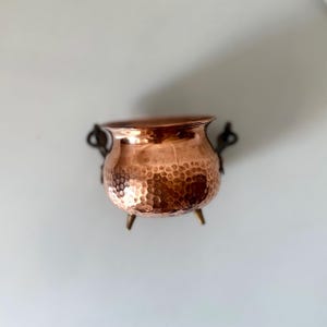 Vintage-Topf aus gehämmertem Kupfer | Mini-Kessel-Pflanzgefäß | Messingfüße, Eisengriff | Rustikale Hexen-Dekoration