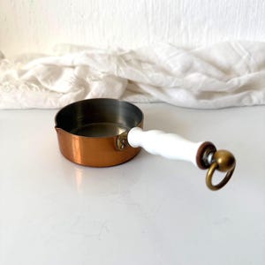 Cacerola francesa vintage de cobre: mango de porcelana y herrajes de latón.