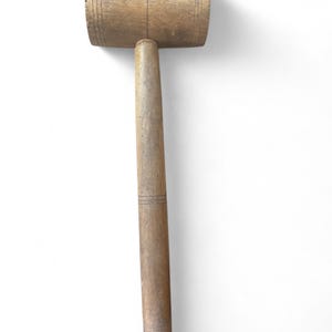 Mazo de madera antiguo, herramienta de carpintero vintage, martillo primitivo de los años 20, decoración rústica, carpintería de granja, coleccionable