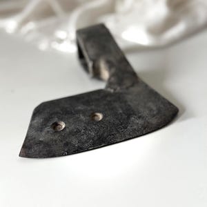 Cabeza de hacha de hierro forjado a mano / Herramienta primitiva antigua, decoración rústica de granja