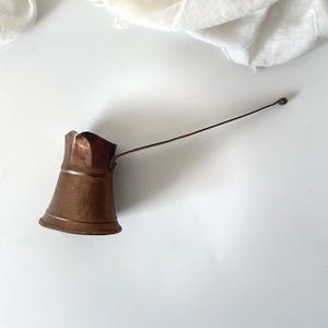 Antyczny, ręcznie robiony miedziany dżezwa, cynowany dzbanek do kawy po turecku z grawerowanym uchwytem