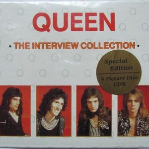 Peut inclure: Un coffret CD Queen The Interview Collection comprenant quatre disques illustrés. La couverture blanche affiche le nom du groupe en rouge, un motif en Q gris clair répété et un autocollant doré indiquant Special Edition 4 Picture Disc CD'S.