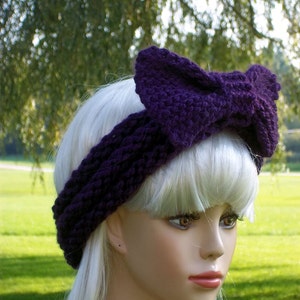 Puede incluir: Una diadema de punto morado con un gran lazo. La diadema la lleva puesta un maniqu&iacute; con el pelo blanco.