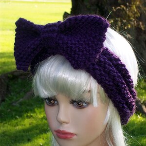 Puede incluir: Diadema de punto morado con un gran lazo en la parte superior. La diadema est&aacute; hecha de un hilo suave y el&aacute;stico, perfecta para mantener las orejas calientes en invierno.