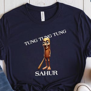 Tung Tung Tung Sahur Tシャツ、面白いラマダンシャツ、漫画スティックキャラクターTシャツ、バイラルミームムスリムシャツ、イスラムユーモアトップス、SahurアラームTシャツ