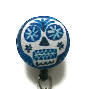 Carretel de crachá de caveira azul, porta-crachá com nome do dia dos mortos, clipe de identificação de Halloween, porta-etiqueta de nome de enfermeira, melhor presente de professor, carretel de identificação retrátil