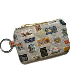 Minicartera acolchada Bon Voyage de Rifle Paper Co., monedero pequeño con cremallera, tarjetero de estudiante, tarjetero, estampado de sellos postales, billetera fina